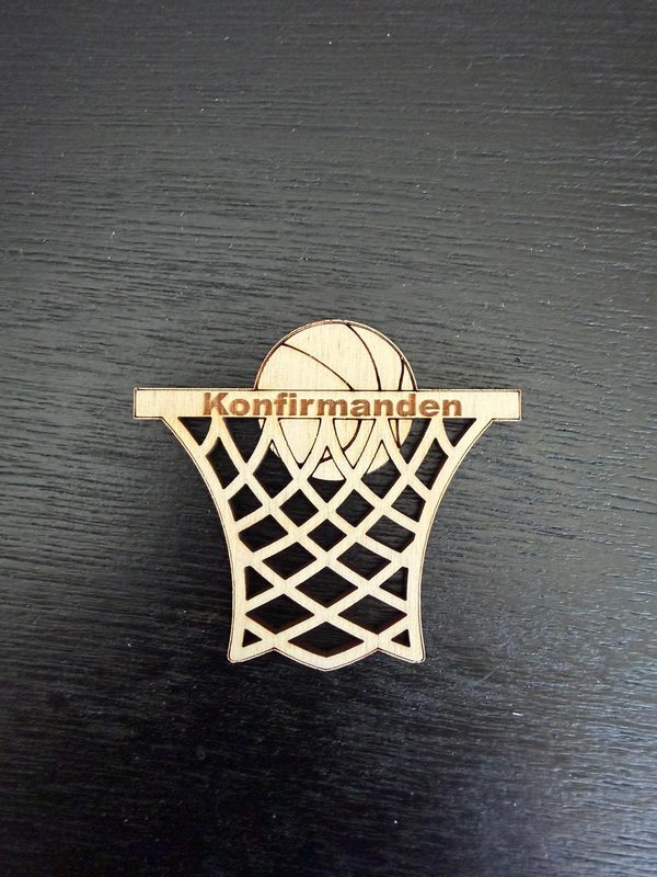 Bordkort med basketnet i træ – personligt laserskåret bordkort til konfirmation