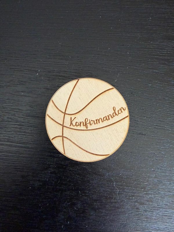 Bordkort med basketball i træ – personligt laserskåret bordkort til konfirmation