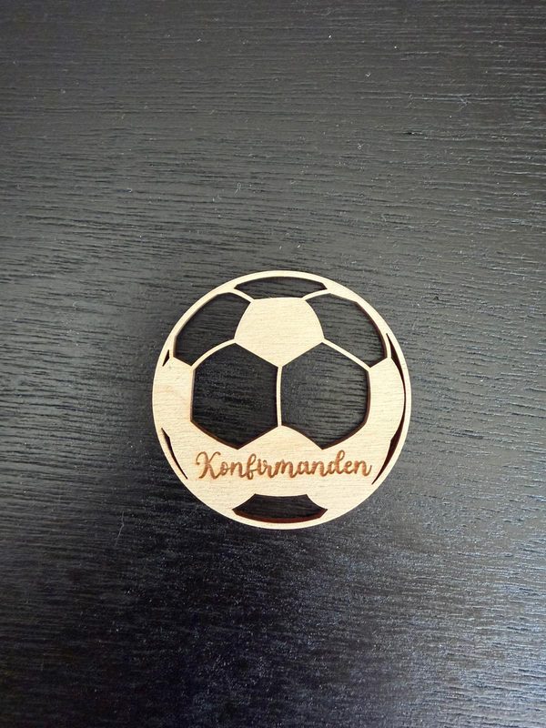 Bordkort med fodbold i træ – personligt laserskåret bordkort til konfirmation