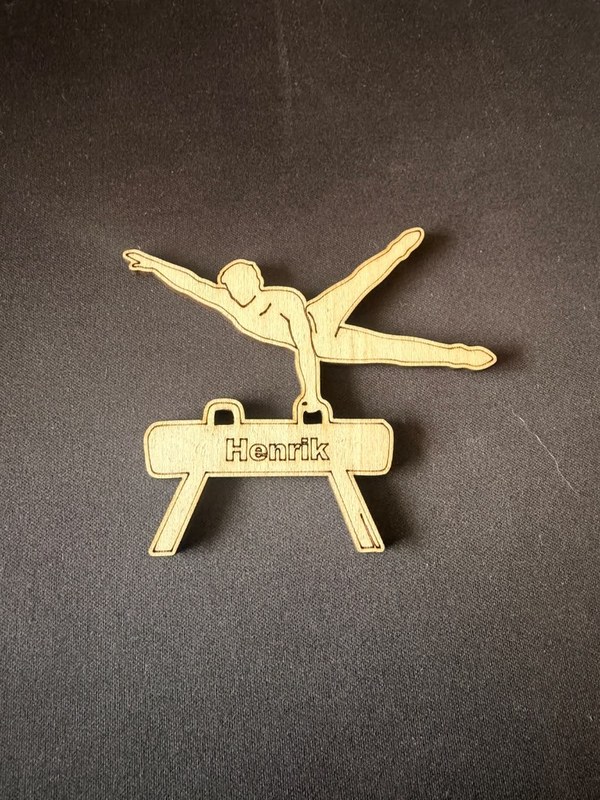 Bordkort Gymnast i træ – bensvinghest, laserskåret med navn til konfirmation