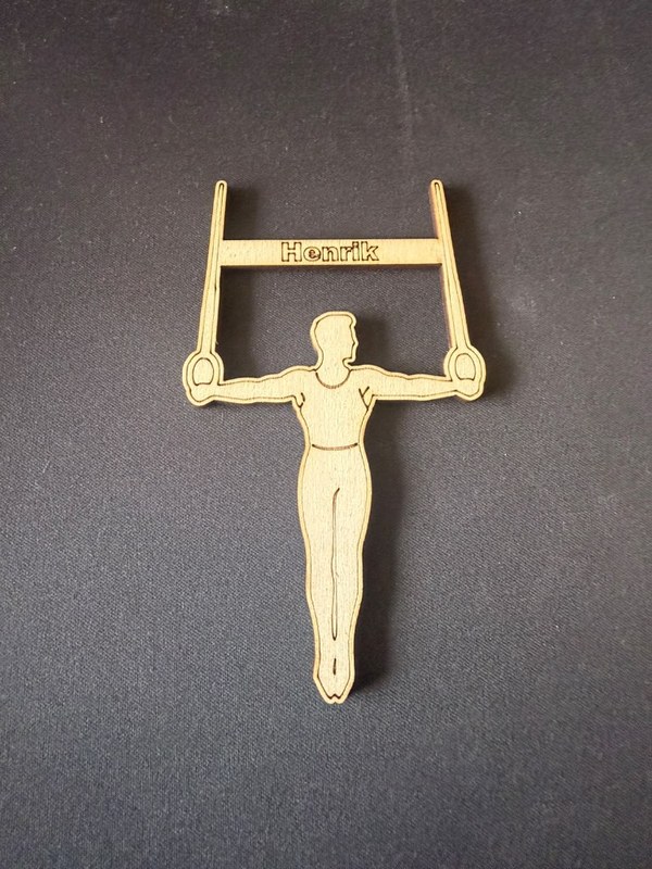 Bordkort Gymnast i træ – ringe, laserskåret med navn til konfirmation