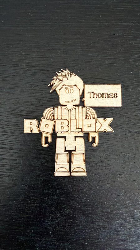 Bordkort med Roblox-motiv i træ – personligt laserskåret bordkort til konfirmation