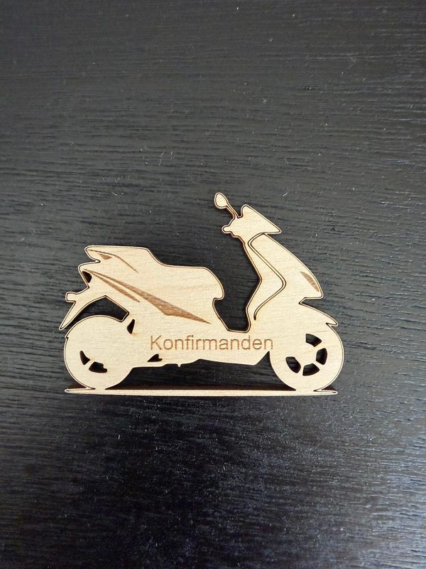 Bordkort med scooter i træ – personligt laserskåret bordkort til konfirmation